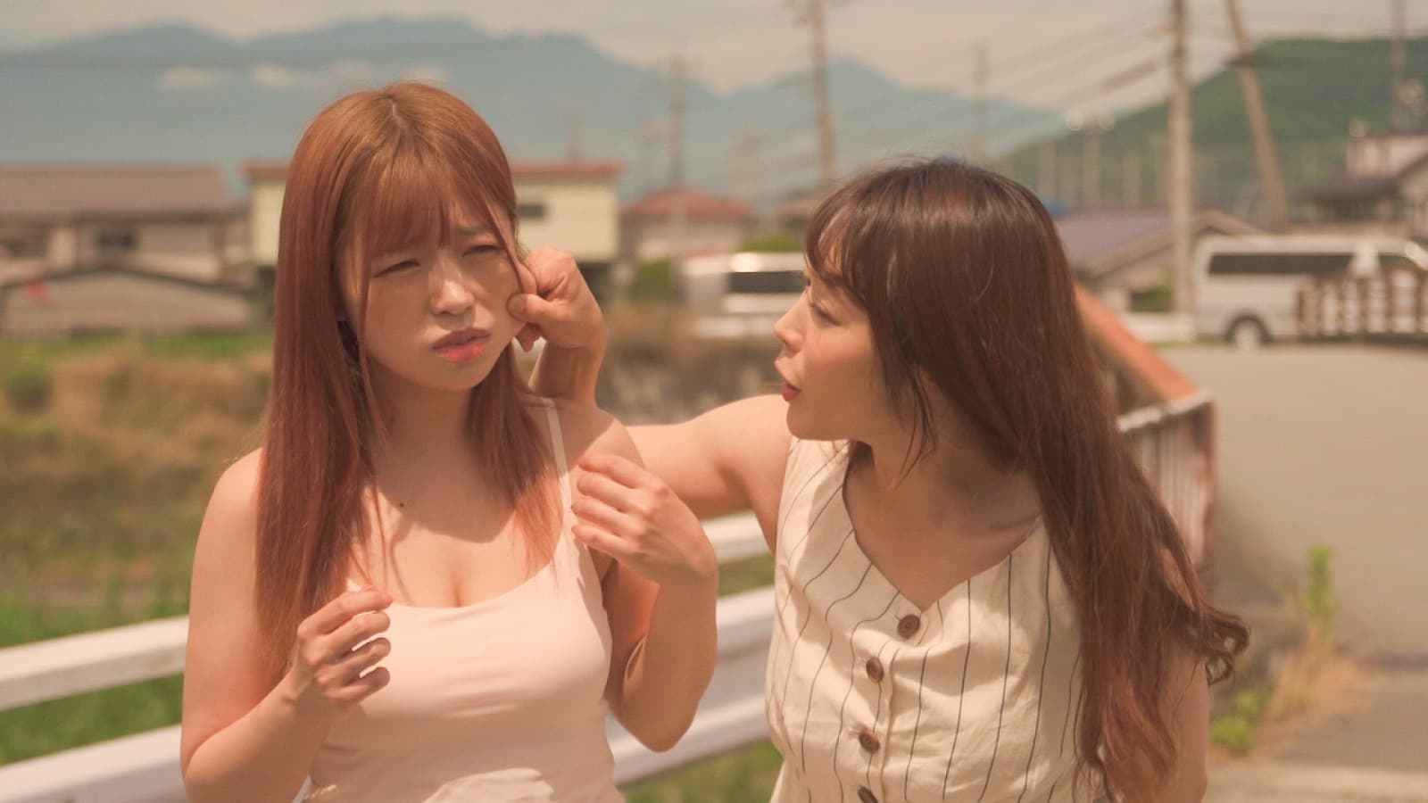密着巨乳姉妹 おっぱいは知っている